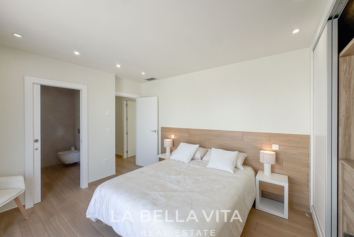 Bright and elegant bedroom with modern furnishings in a single-storey new build villa in Benijófar, Costa Blanca