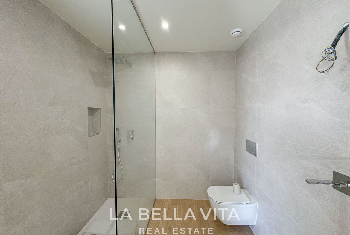 Modern, sleek bathroom with walk-in shower and minimalist fixtures in elegant single-storey villa in Benijófar, Costa Blanca.