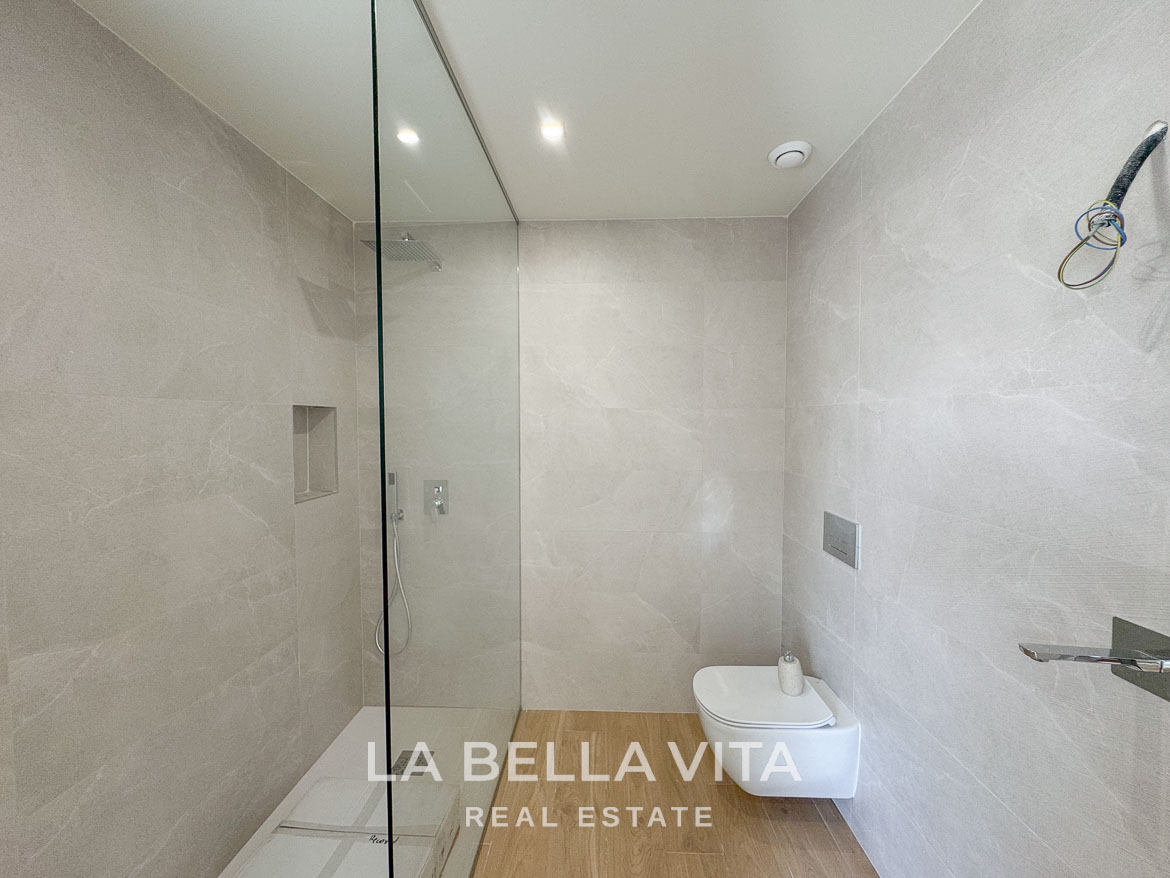 Modern, sleek bathroom with walk-in shower and minimalist fixtures in elegant single-storey villa in Benijófar, Costa Blanca.