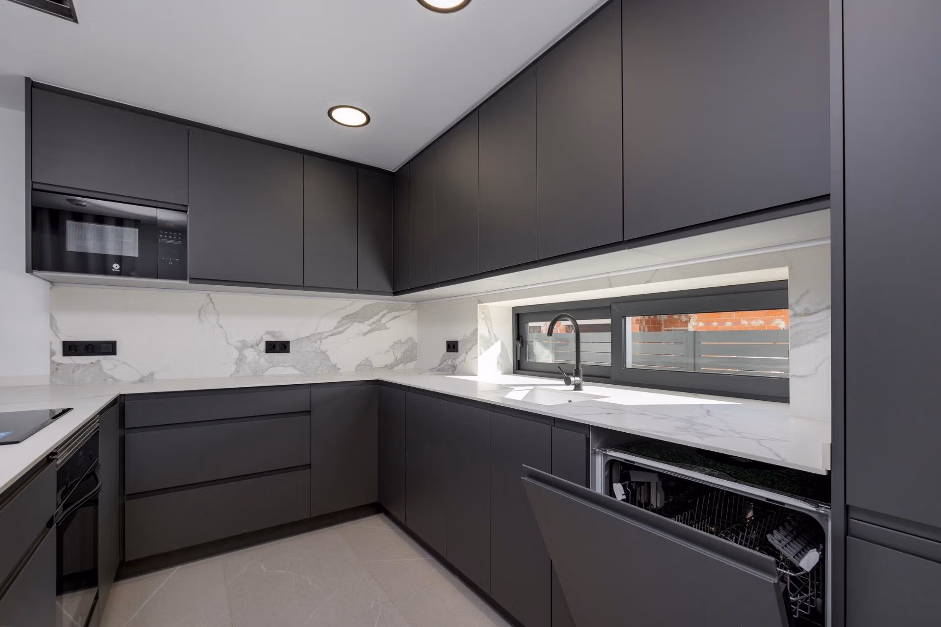 Nieuwbouwvilla met 3 slaapkamers, privézwembad, dakterras en garage te koop in Torrevieja