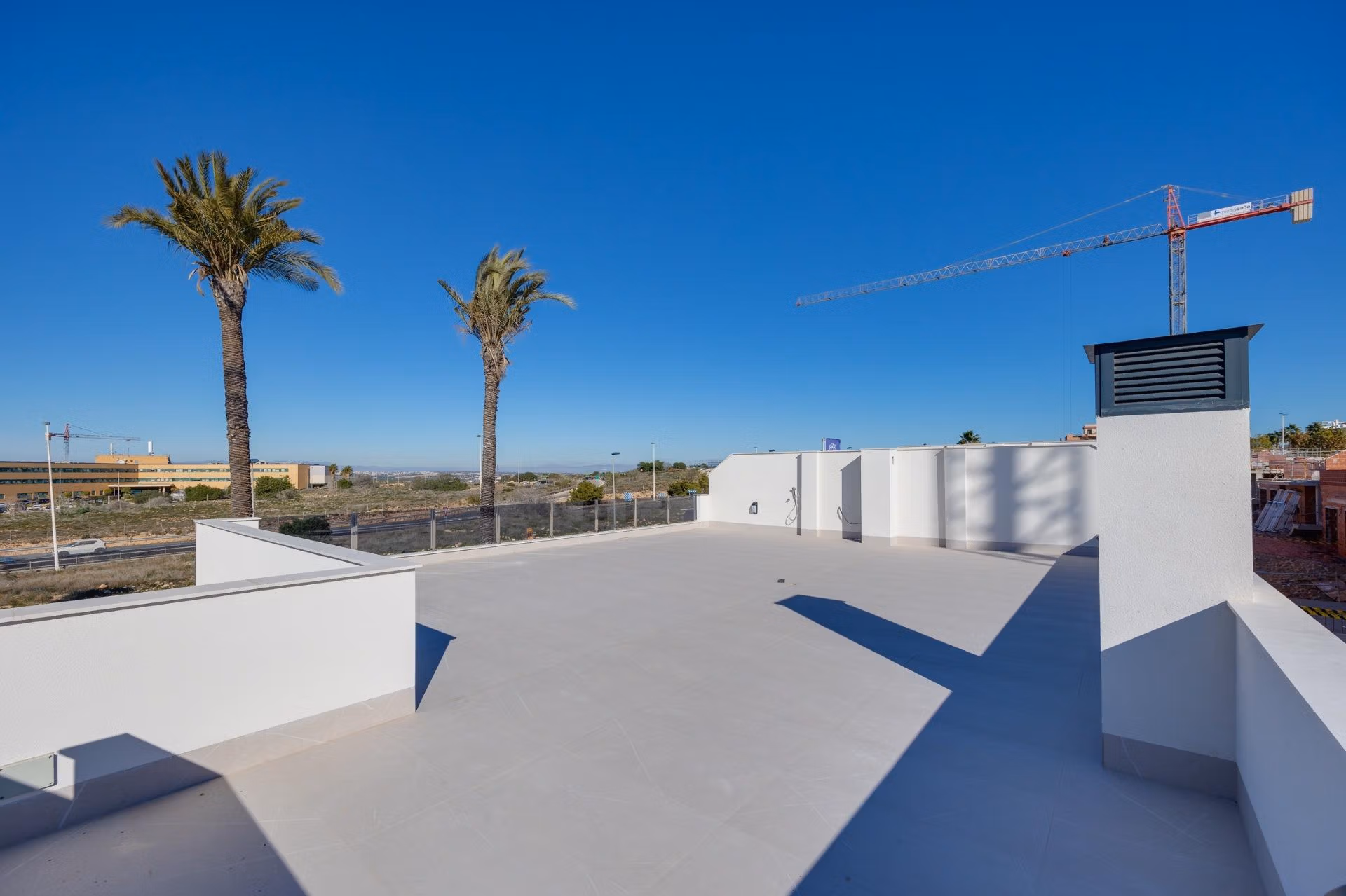 Nieuwbouwvilla met 3 slaapkamers, privézwembad, dakterras en garage te koop in Torrevieja
