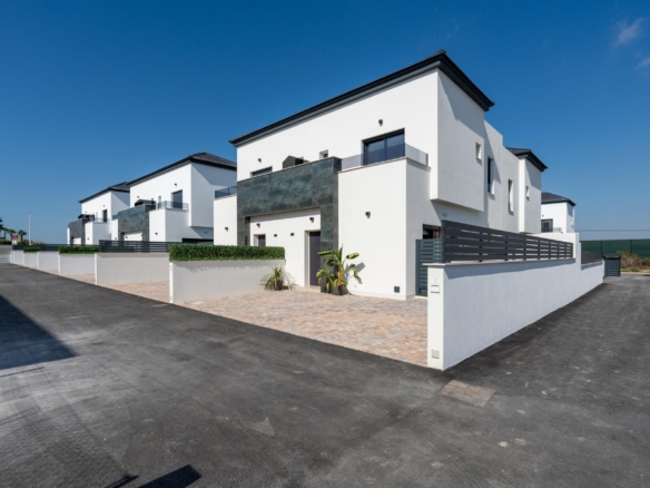 Modern New Build 3 Bedroom Townhouse with Private Garden for Sale in Gran Alacant