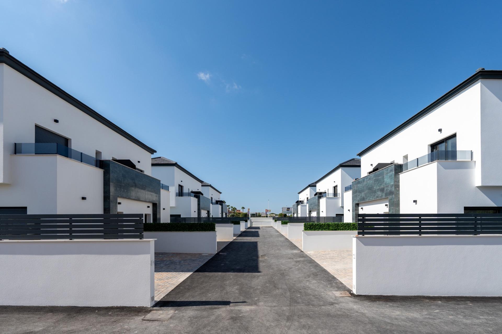 Modern New Build 3 Bedroom Townhouse with Private Garden for Sale in Gran Alacant