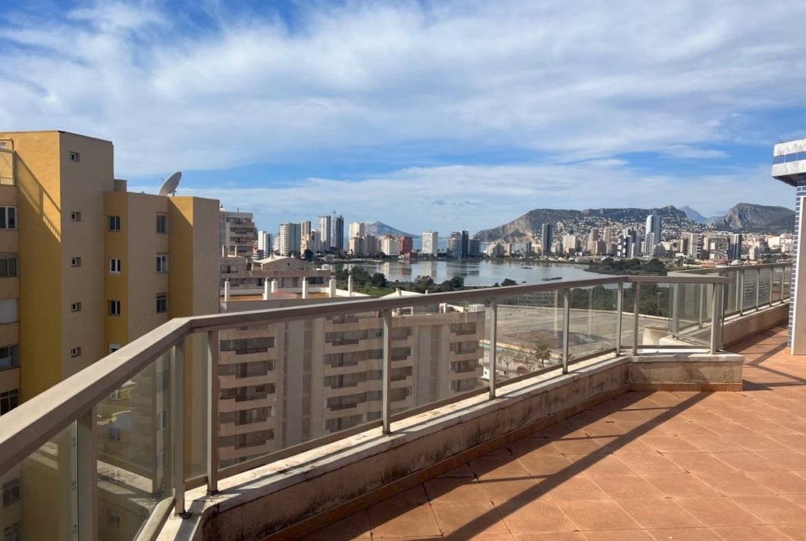 Ruim zonovergoten terras met glazen balustrade en panoramisch zeezicht bij een luxe penthouse met 3 slaapkamers in Calpe.