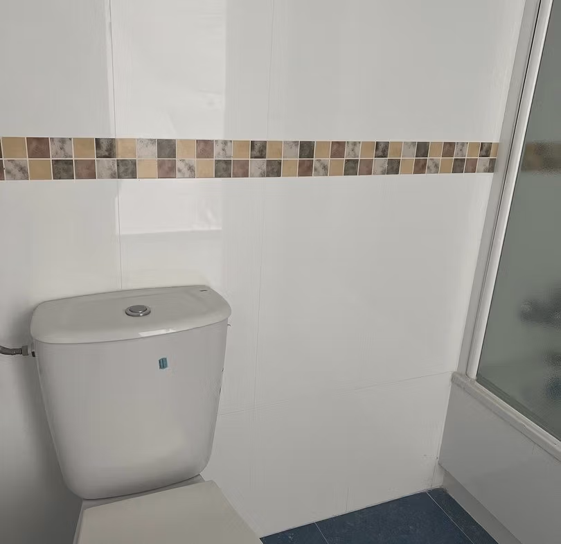 Bright, clean bathroom with modern fixtures in luxury 3-bedroom penthouse for sale in Calpe, featuring elegant tiled details.