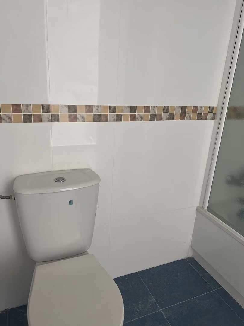 Bright, clean bathroom with modern fixtures in luxury 3-bedroom penthouse for sale in Calpe, featuring elegant tiled details.