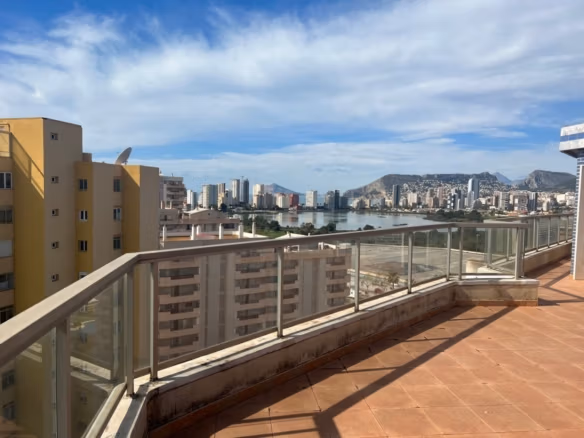 Ruim zonovergoten terras met glazen balustrade en panoramisch zeezicht bij een luxe penthouse met 3 slaapkamers in Calpe.