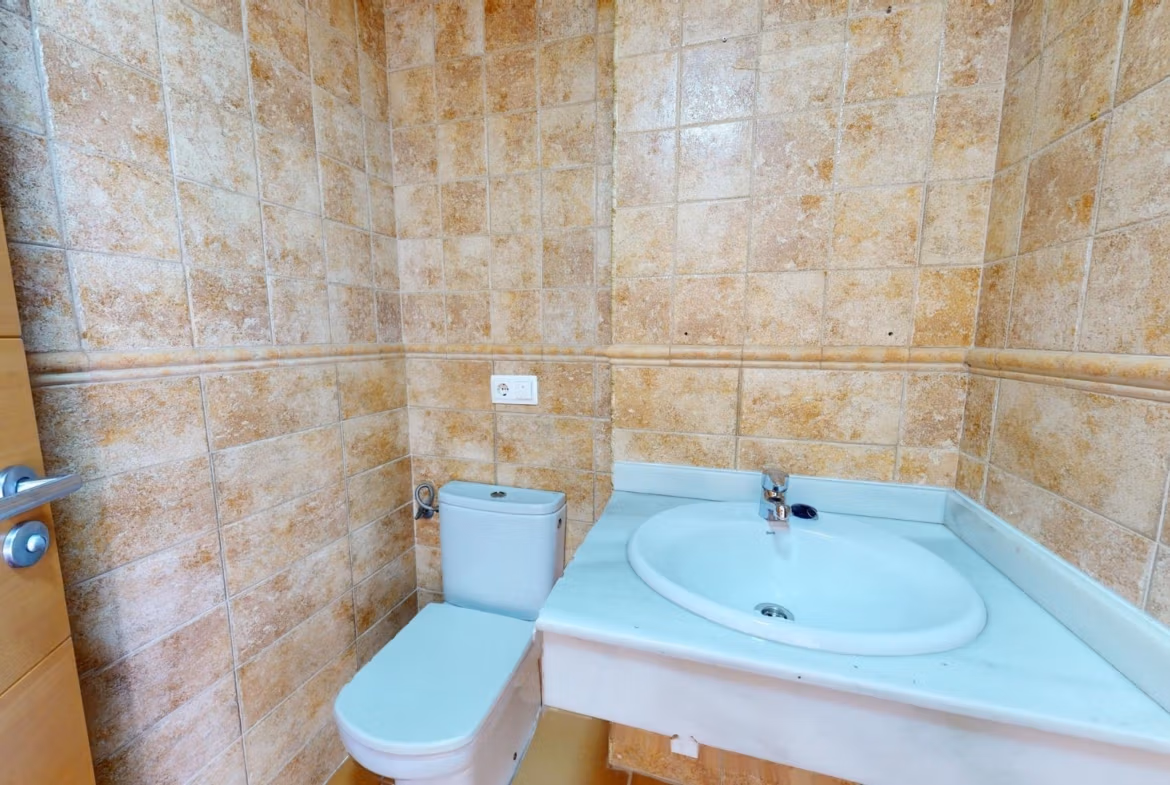 Bright modern bathroom with sleek fixtures in a luxurious 2 bedroom penthouse near Archena, Murcia.