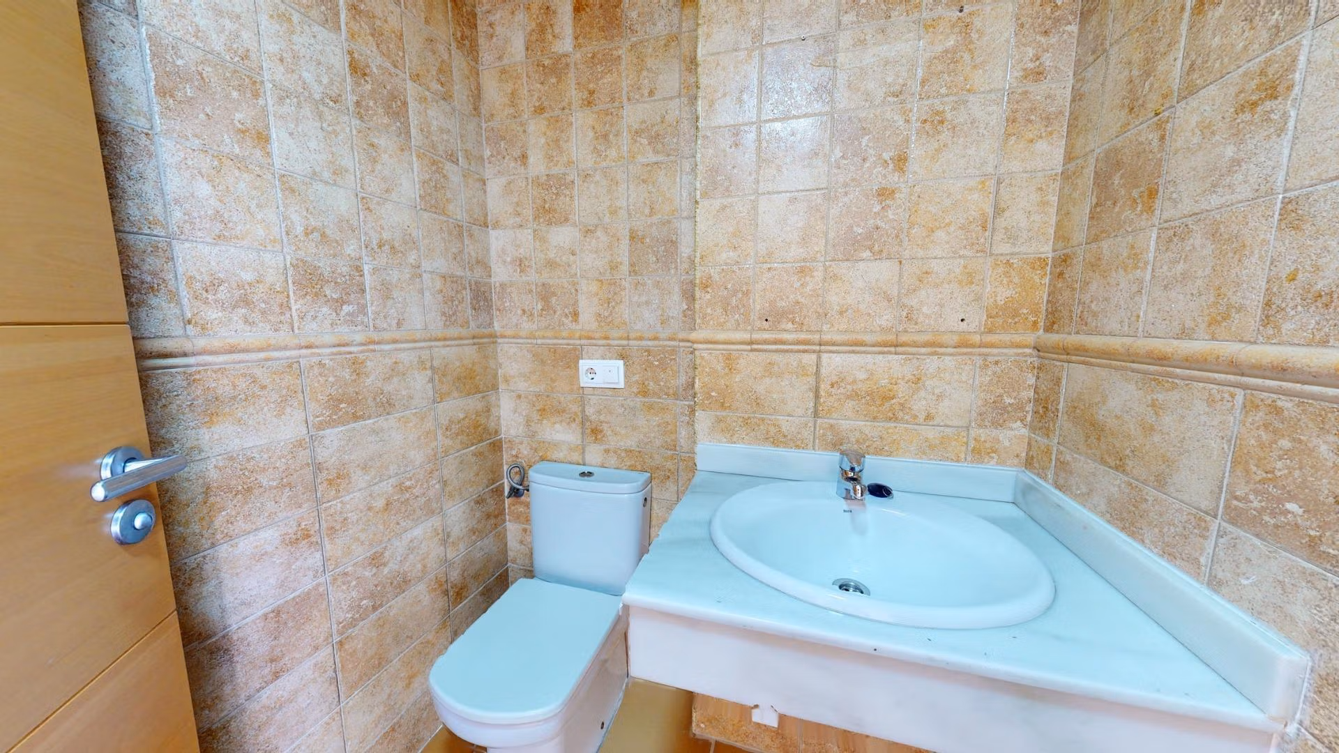 Bright modern bathroom with sleek fixtures in a luxurious 2 bedroom penthouse near Archena, Murcia.