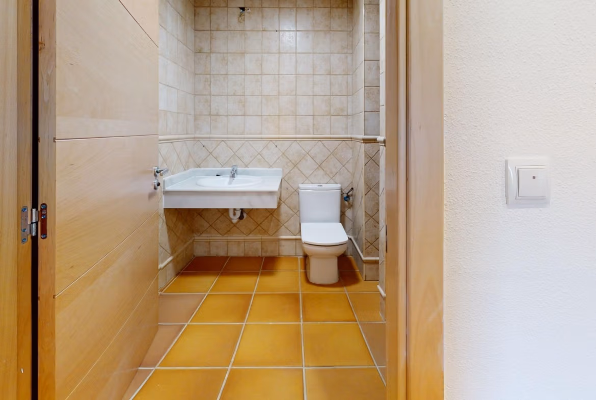 Bright, pristine bathroom in a luxury 2 bedroom penthouse near Archena, Murcia with elegant tiled walls and floor.
