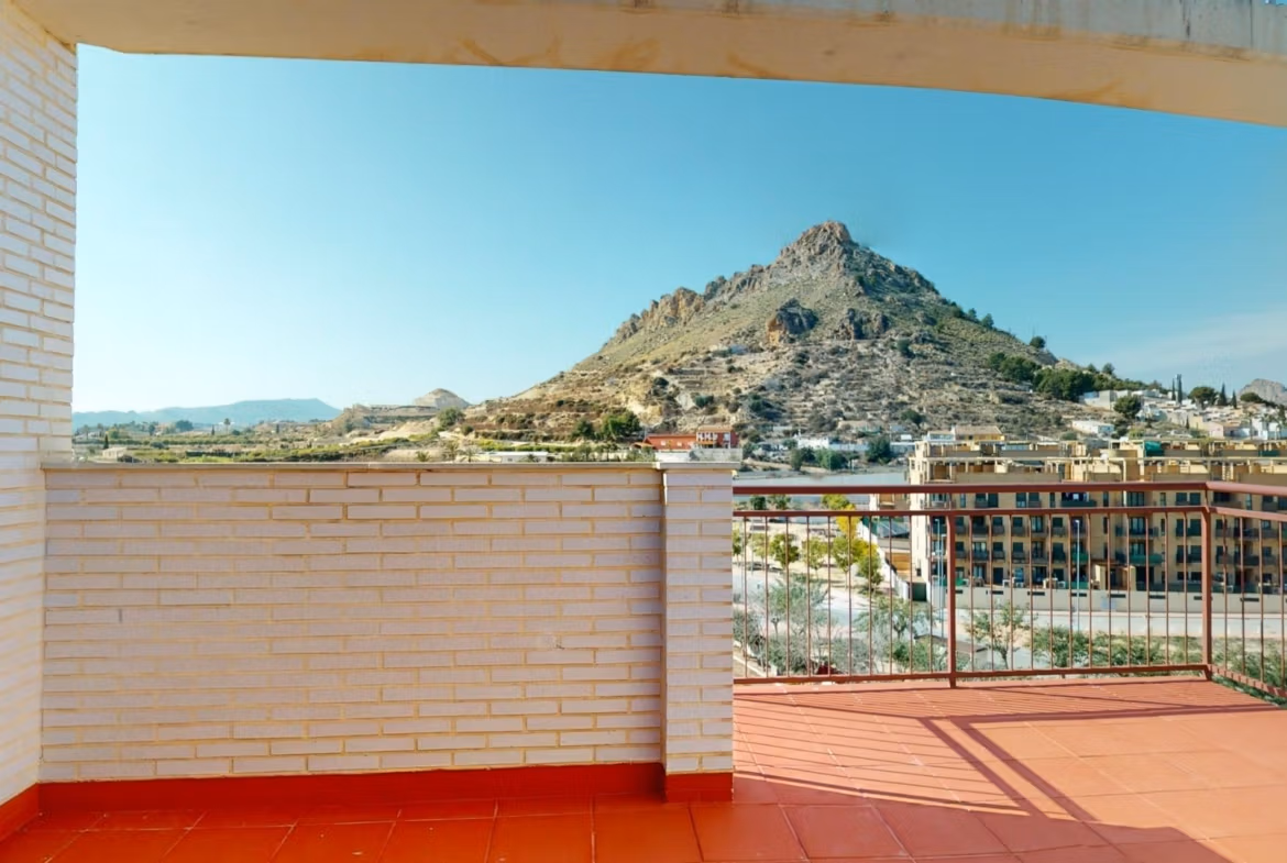 Spacieuse terrasse-solarium ensoleillée avec vues panoramiques sur les montagnes dans un penthouse de luxe de 2 chambres près d’Archena, Murcie.
