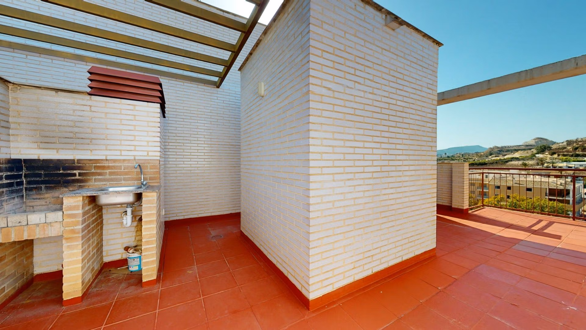 Spacious sun-drenched penthouse solarium with built-in barbecue and panoramic views near Archena, Murcia.