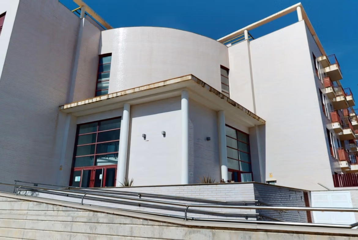 Modern white exterior of a spacious 2 bedroom penthouse with sleek architectural design near Archena, Murcia.