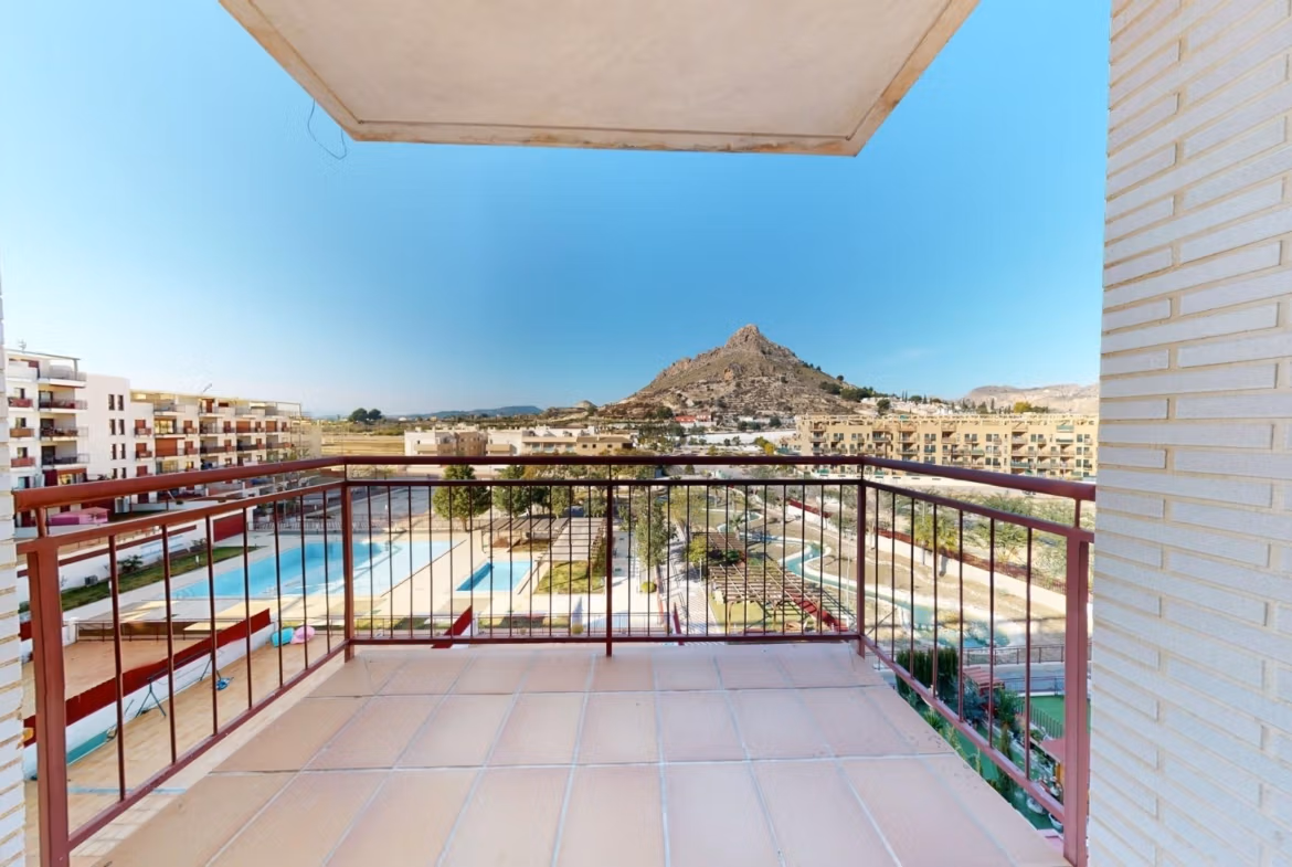 Terrazza luminosa con viste panoramiche sulla piscina e sulle montagne in un grazioso appartamento con 1 camera a Villanueva del Rio Segura vicino ad Archena