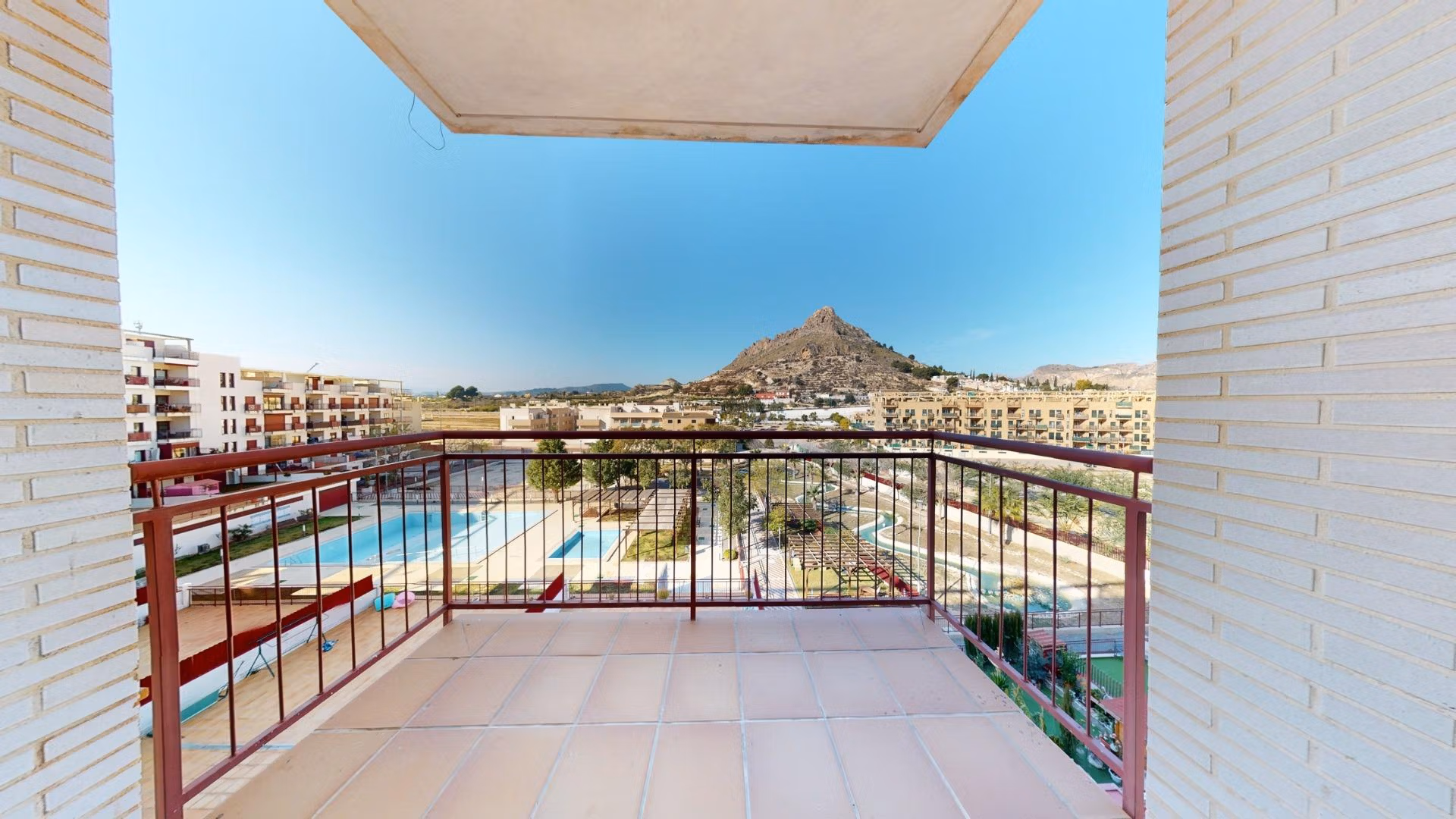 Terrazza luminosa con viste panoramiche sulla piscina e sulle montagne in un grazioso appartamento con 1 camera a Villanueva del Rio Segura vicino ad Archena