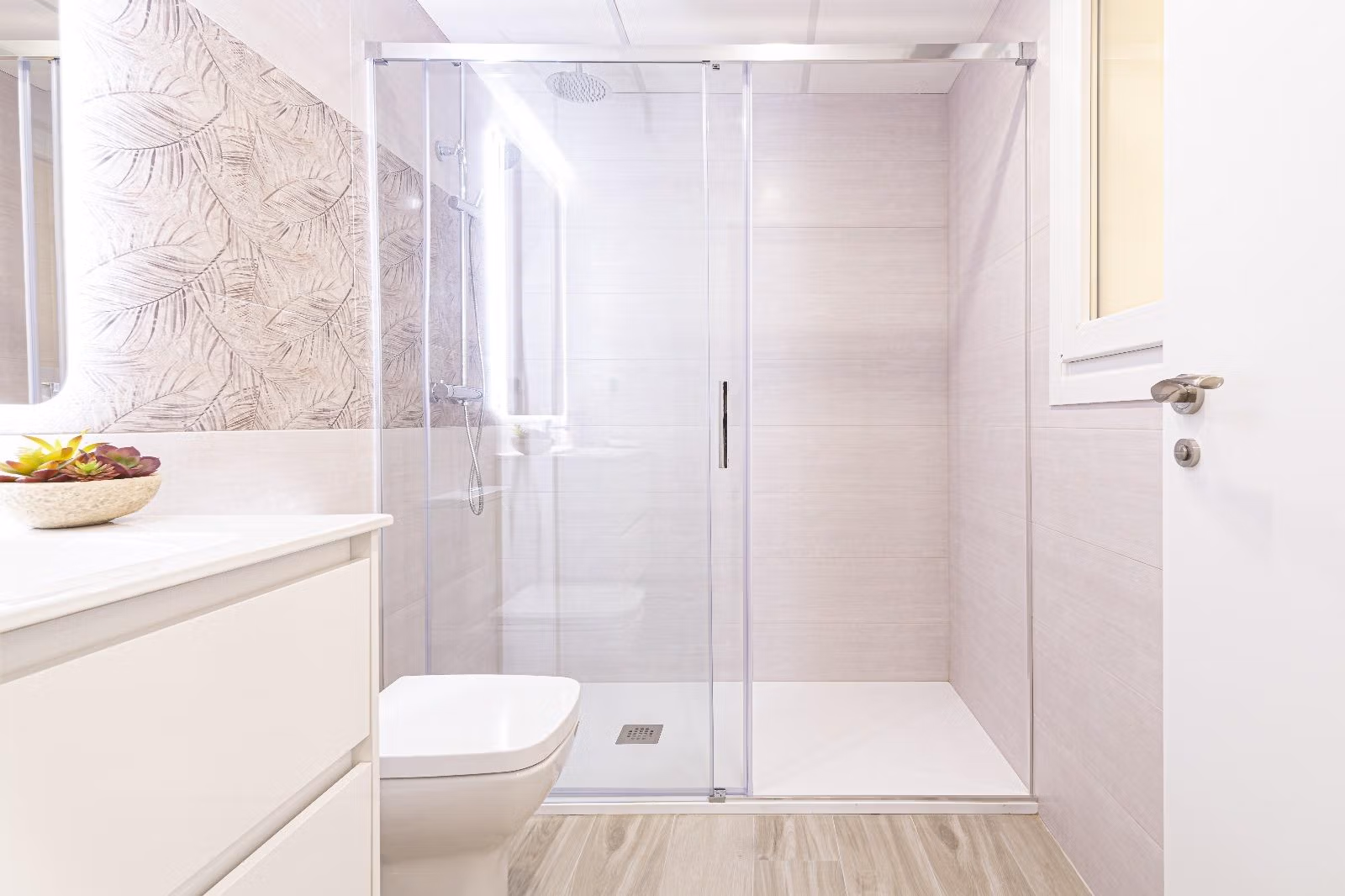 BEAUTIFUL-TOWNHOUSES-IN-LA-MANGA-11 Bright modern bathroom with glass shower in spacious new build 3 bedroom townhouse in La Manga del Mar Menor