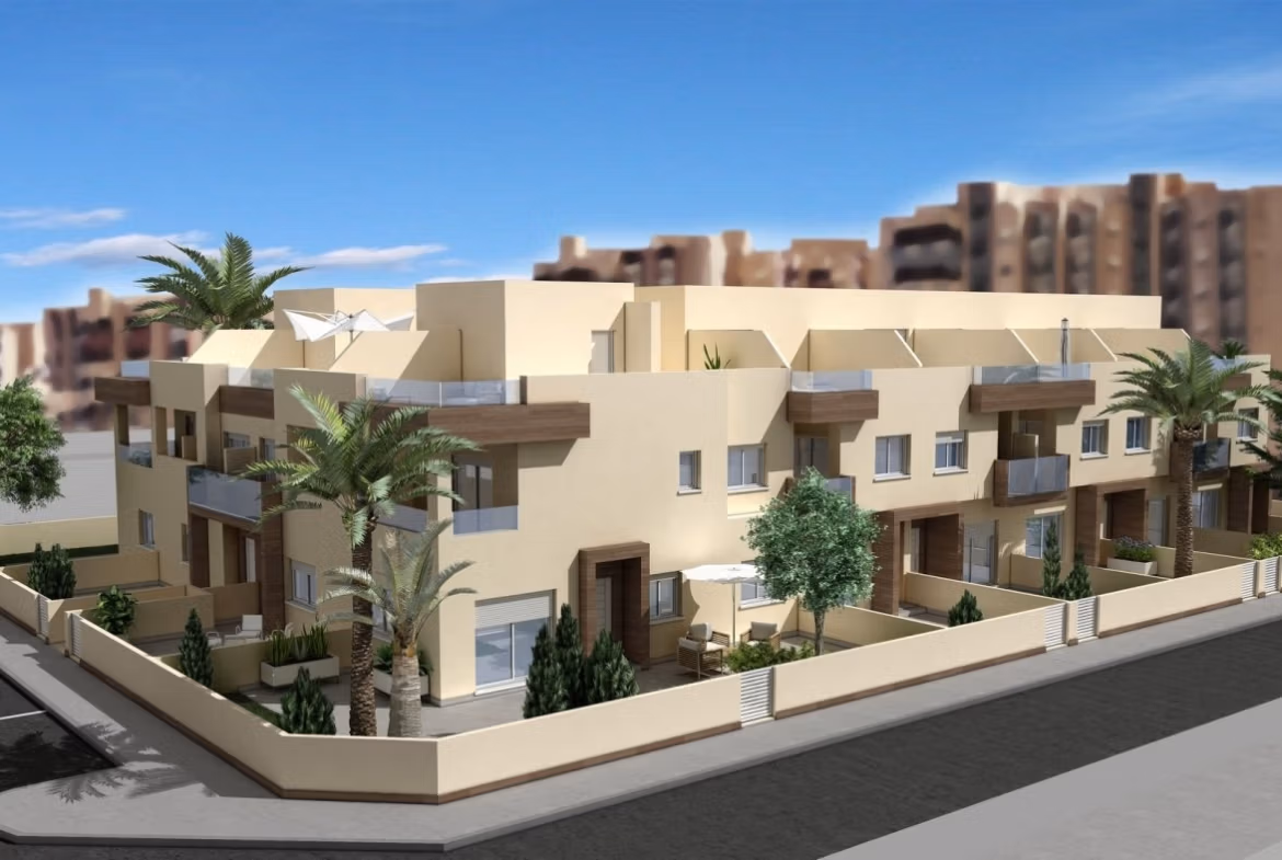 Helle moderne Außenansicht eines Reihenhauses mit 2 Schlafzimmern, Balkonen und angelegten Gärten, die das großzügige Design in La Manga del Mar Menor zeigt