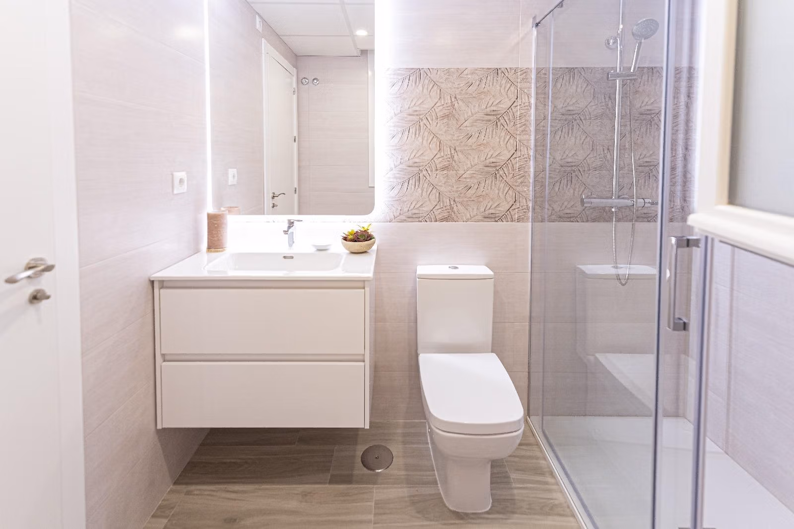 BEAUTIFUL-TOWNHOUSES-IN-LA-MANGA-12 Modern, bright bathroom with sleek fixtures and glass shower in spacious 3-bedroom townhouse in La Manga del Mar Menor