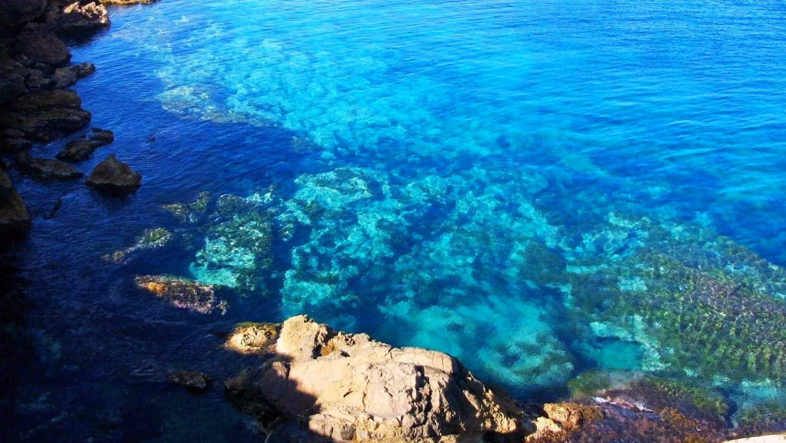 BEAUTIFUL-TOWNHOUSES-IN-LA-MANGA-23 Crystal-clear turquoise sea waters along rocky coastline near spacious new build 3-bedroom townhouse in La Manga del Mar Menor