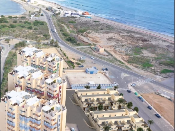 Moderne ruime woning met 3 slaapkamers en zeezicht vlak bij de zandkust van La Manga del Mar Menor.