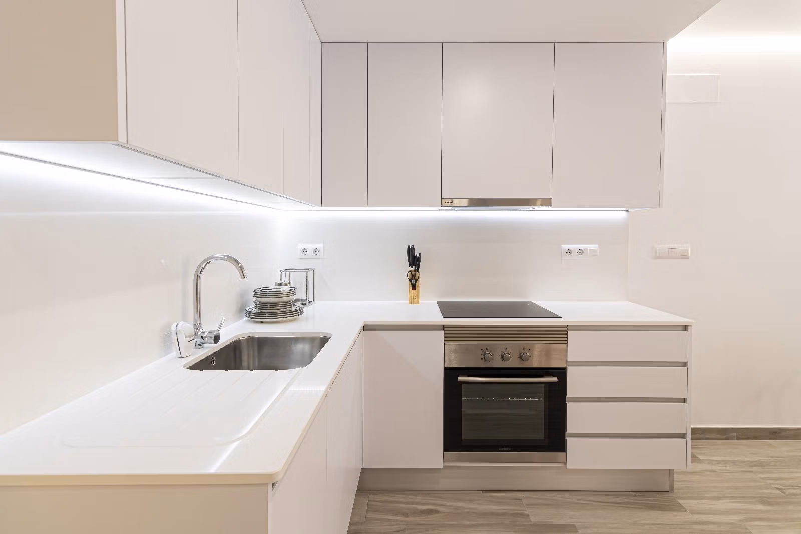 BEAUTIFUL-TOWNHOUSES-IN-LA-MANGA-5 Bright modern kitchen with sleek white cabinetry in luxury 2-bedroom townhouse, La Manga del Mar Menor sea views.