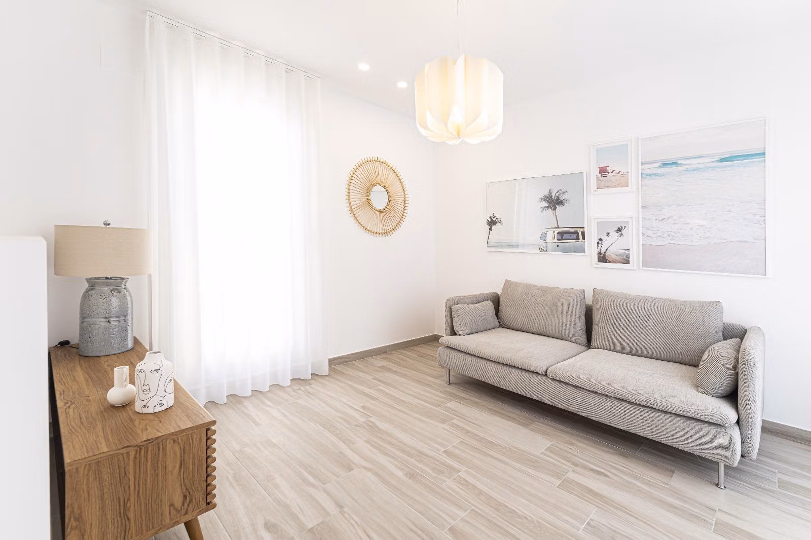 BEAUTIFUL-TOWNHOUSES-IN-LA-MANGA-6 Bright, modern living room with natural light and coastal decor in a new 2-bedroom townhouse in La Manga del Mar Menor.