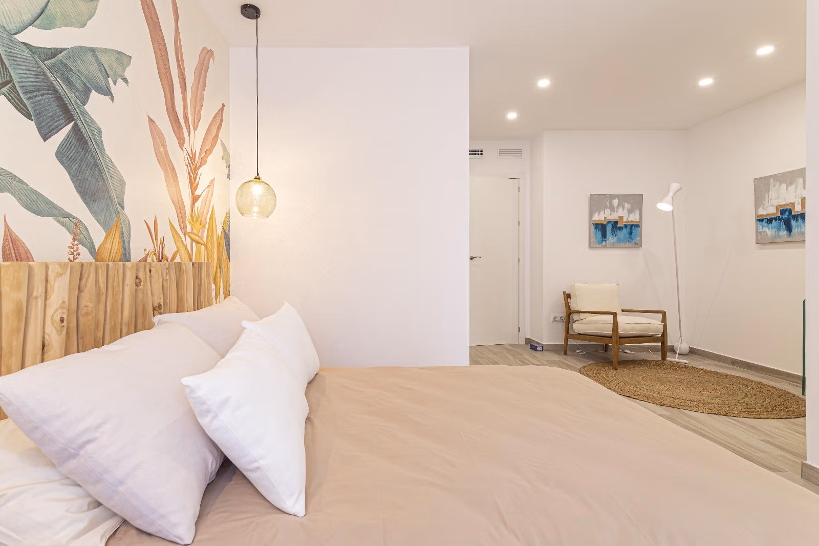BEAUTIFUL-TOWNHOUSES-IN-LA-MANGA-9 Bright, modern 2-bedroom townhouse bedroom with elegant decor in La Manga del Mar Menor new build.