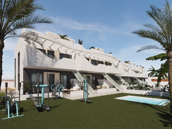 Extérieur d’un penthouse moderne de 3 chambres à Pilar de la Horadada avec jardins luxuriants, piscine privée et terrasses solarium baignées de soleil.
