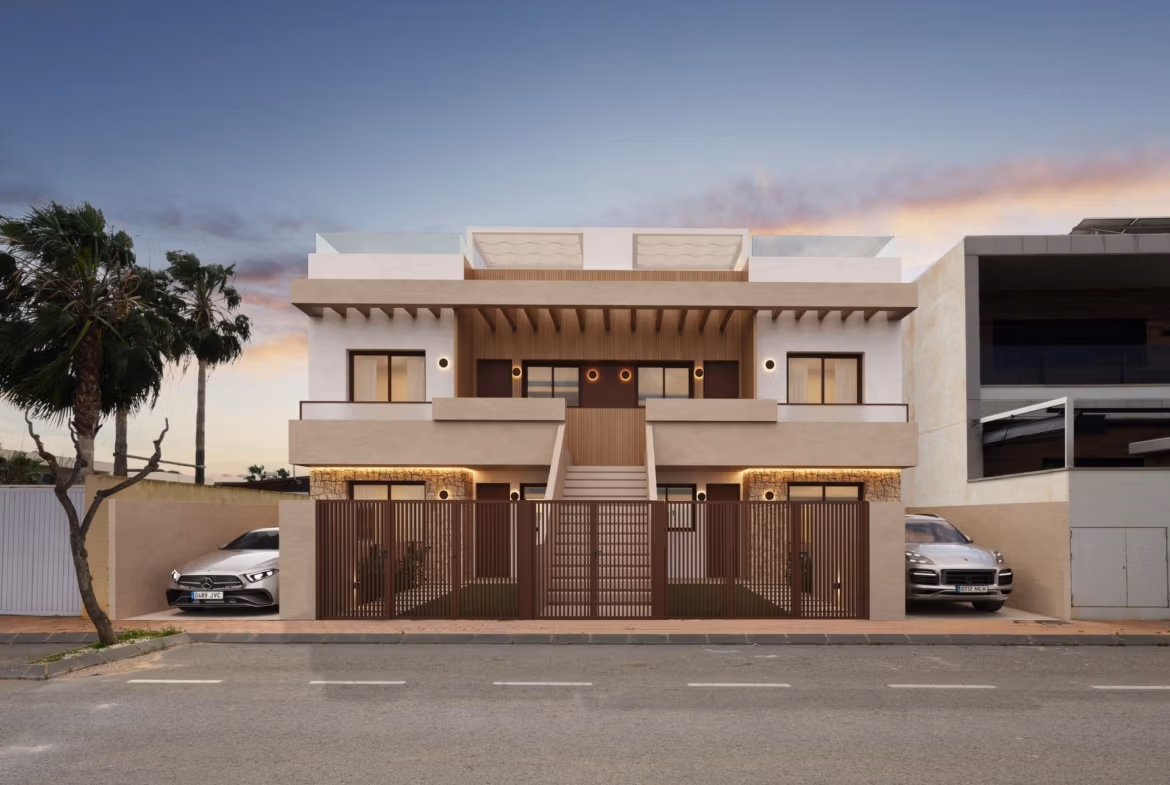 Elegante moderne nieuwbouwbungalowappartementen in San Pedro del Pinatar met ruime terrassen en privéparkeerplaatsen binnen een afgesloten terrein bij zonsondergang.