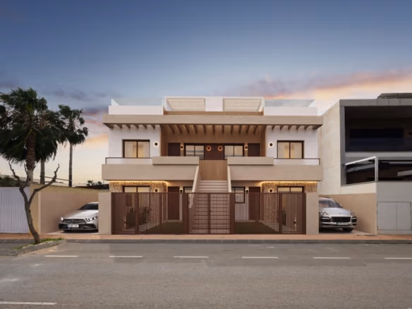 Eleganti bungalow moderni di nuova costruzione a San Pedro del Pinatar, con ampie terrazze e parcheggio privato recintato al tramonto.
