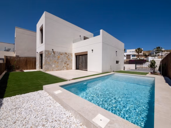 Villa moderna de 3 dormitorios con elegante piscina privada, detalles de piedra y jardín paisajístico en Algorfa, La Finca Golf.
