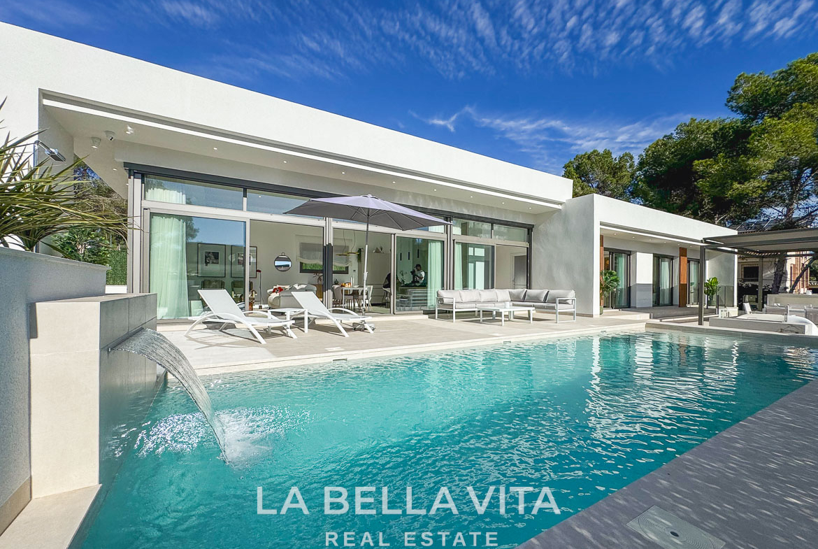 Sun-drenched modern 3-bedroom villa in Pinar de Campoverde with a sleek pool and spacious terrace under a vivid blue sky.