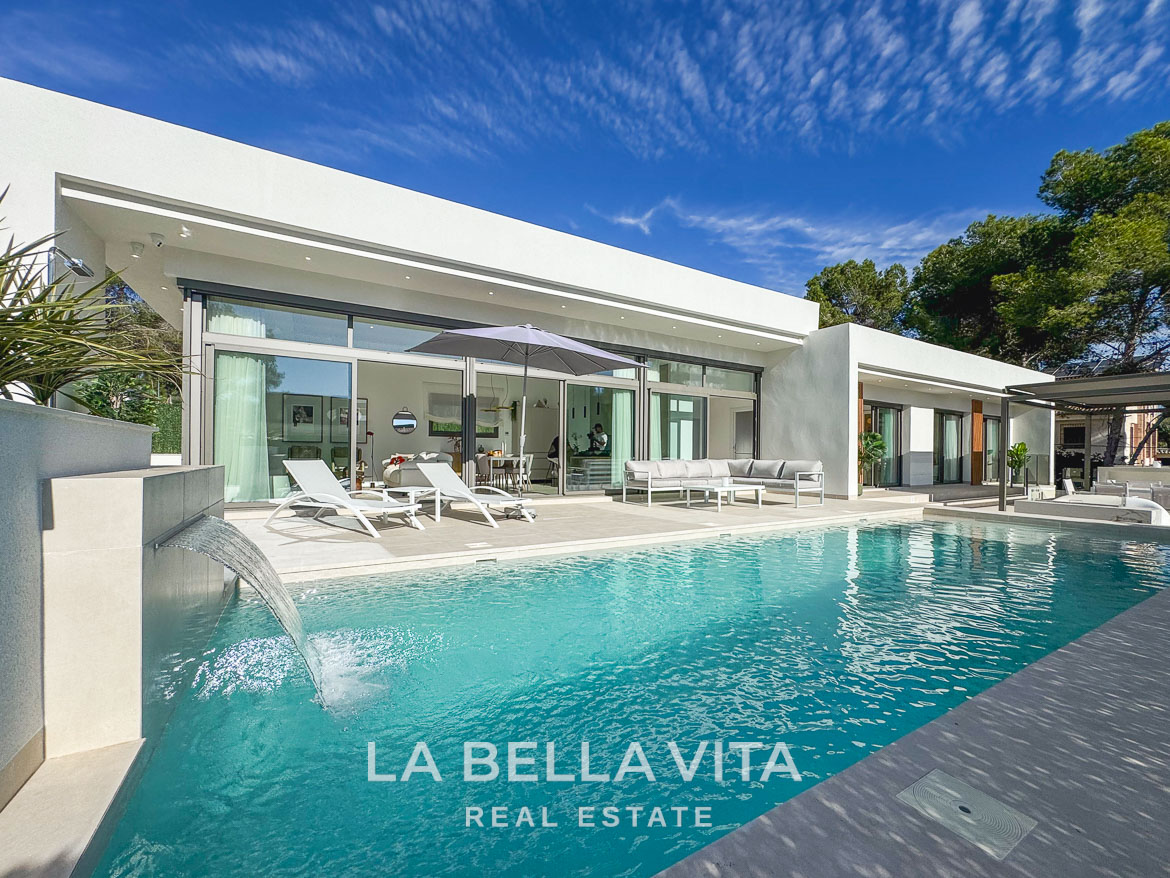 Sun-drenched modern 3-bedroom villa in Pinar de Campoverde with a sleek pool and spacious terrace under a vivid blue sky.