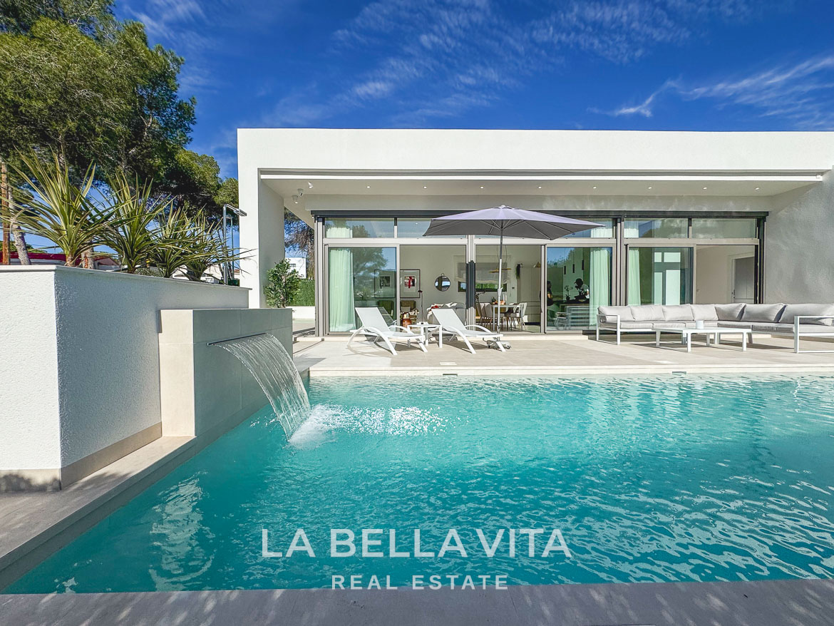 Sun-drenched modern 3-bedroom villa in Pinar de Campoverde with private pool, spacious terrace, and sleek glass facade.