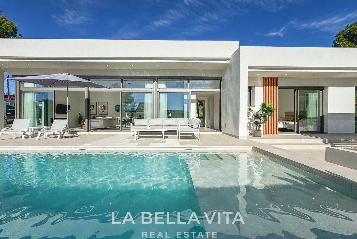 Sun-drenched modern 3-bedroom villa exterior with sparkling pool and spacious terrace in Pinar de Campoverde