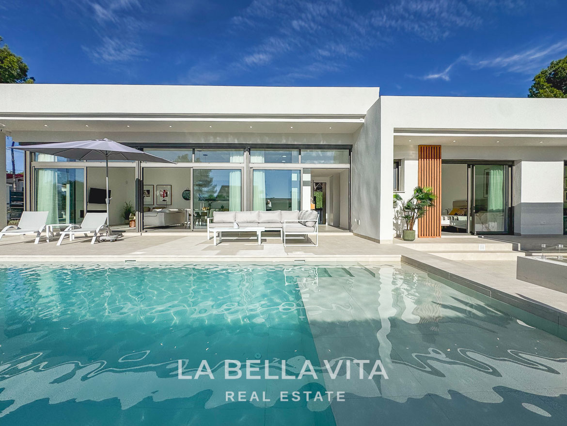 Sun-drenched modern 3-bedroom villa exterior with sparkling pool and spacious terrace in Pinar de Campoverde