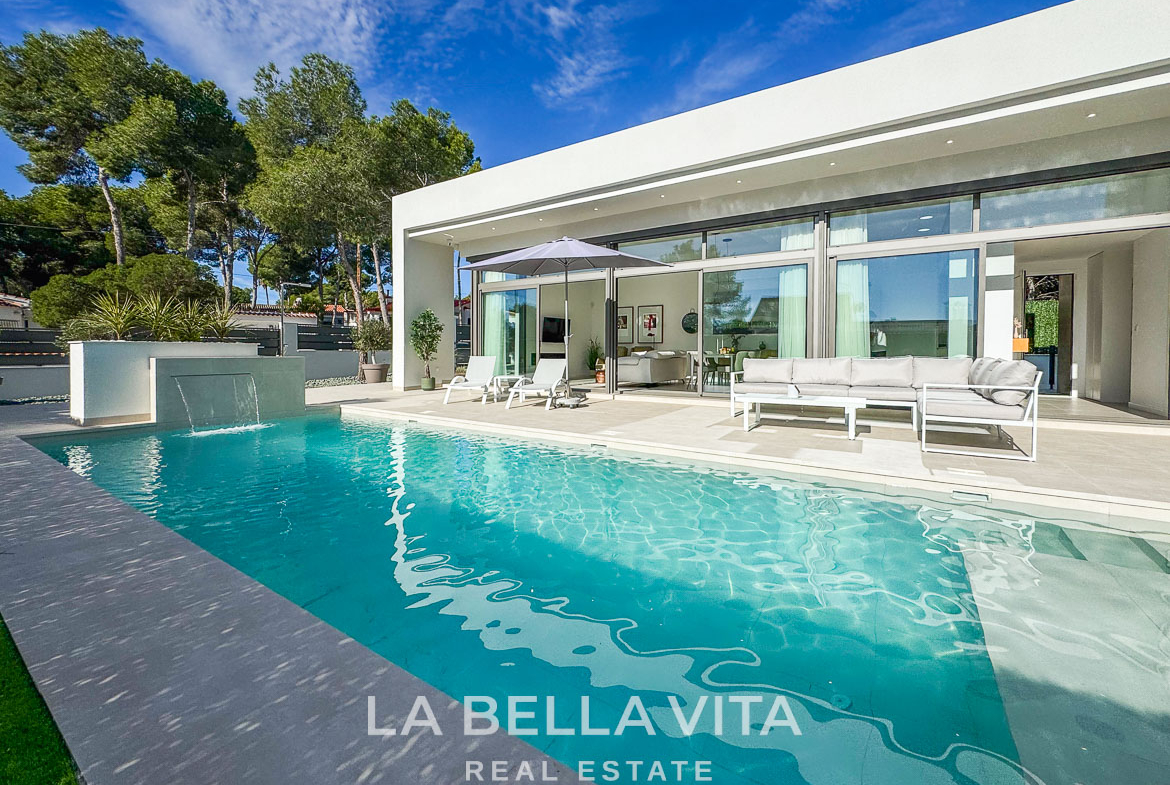 Stunning modern 3-bedroom villa in Pinar de Campoverde with sun-drenched terrace, elegant pool, and lush privacy on 801 m² plot
