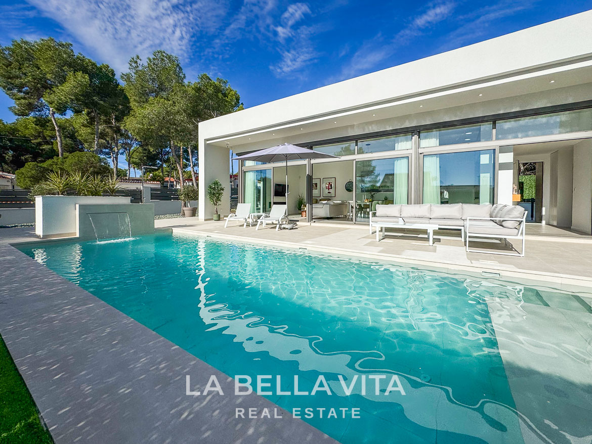 Stunning modern 3-bedroom villa in Pinar de Campoverde with sun-drenched terrace, elegant pool, and lush privacy on 801 m² plot