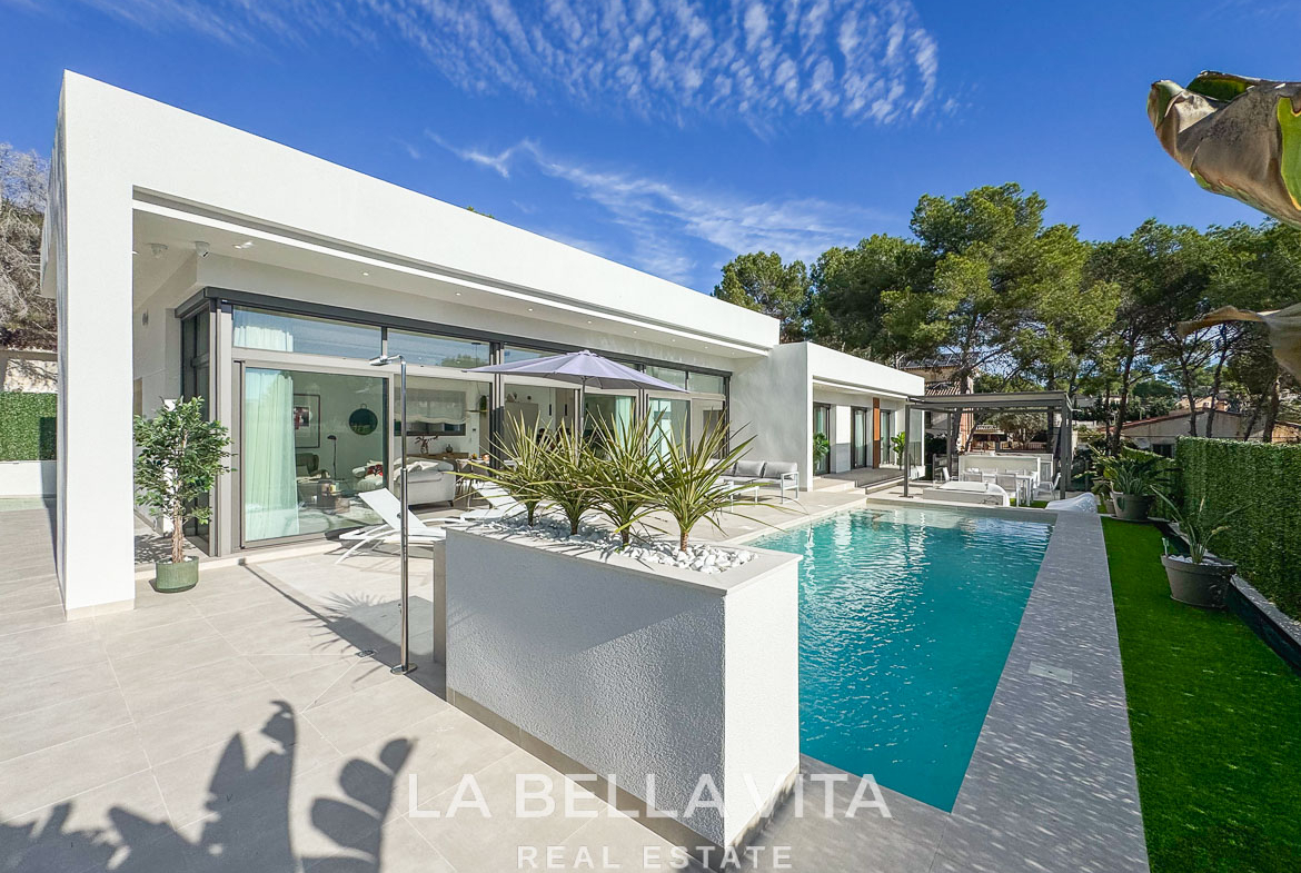 Modern 3 bedroom villa in Pinar de Campoverde with sleek pool, sun-drenched terrace, and spacious outdoor living areas.