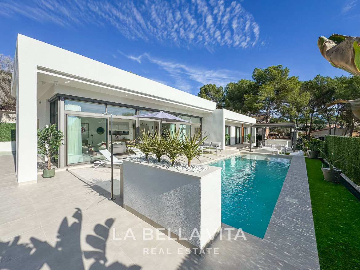 Modern 3 bedroom villa in Pinar de Campoverde with sleek pool, sun-drenched terrace, and spacious outdoor living areas.