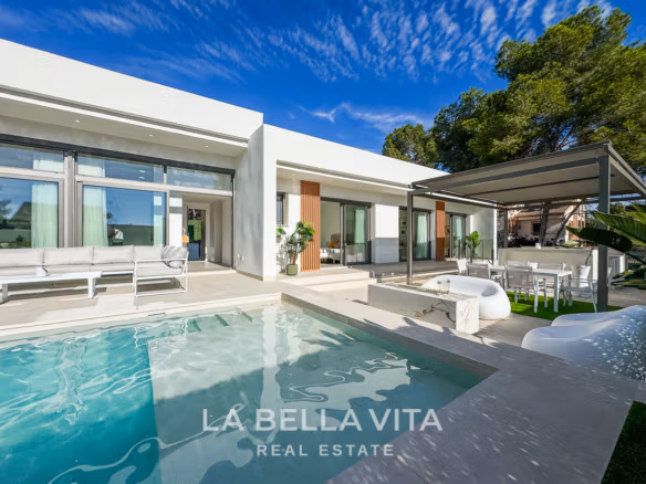 Sonnige moderne Villa mit 3 Schlafzimmern in Pinar de Campoverde, elegantem Pool, großzügiger Terrasse und stilvollem Lounge-Bereich im Freien