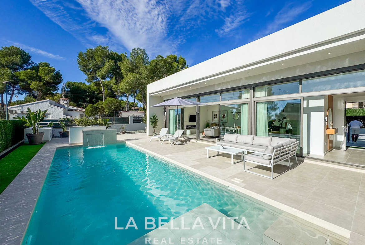 Modern 3-bedroom villa in Pinar de Campoverde with a sleek private pool, spacious terrace, and floor-to-ceiling glass doors.