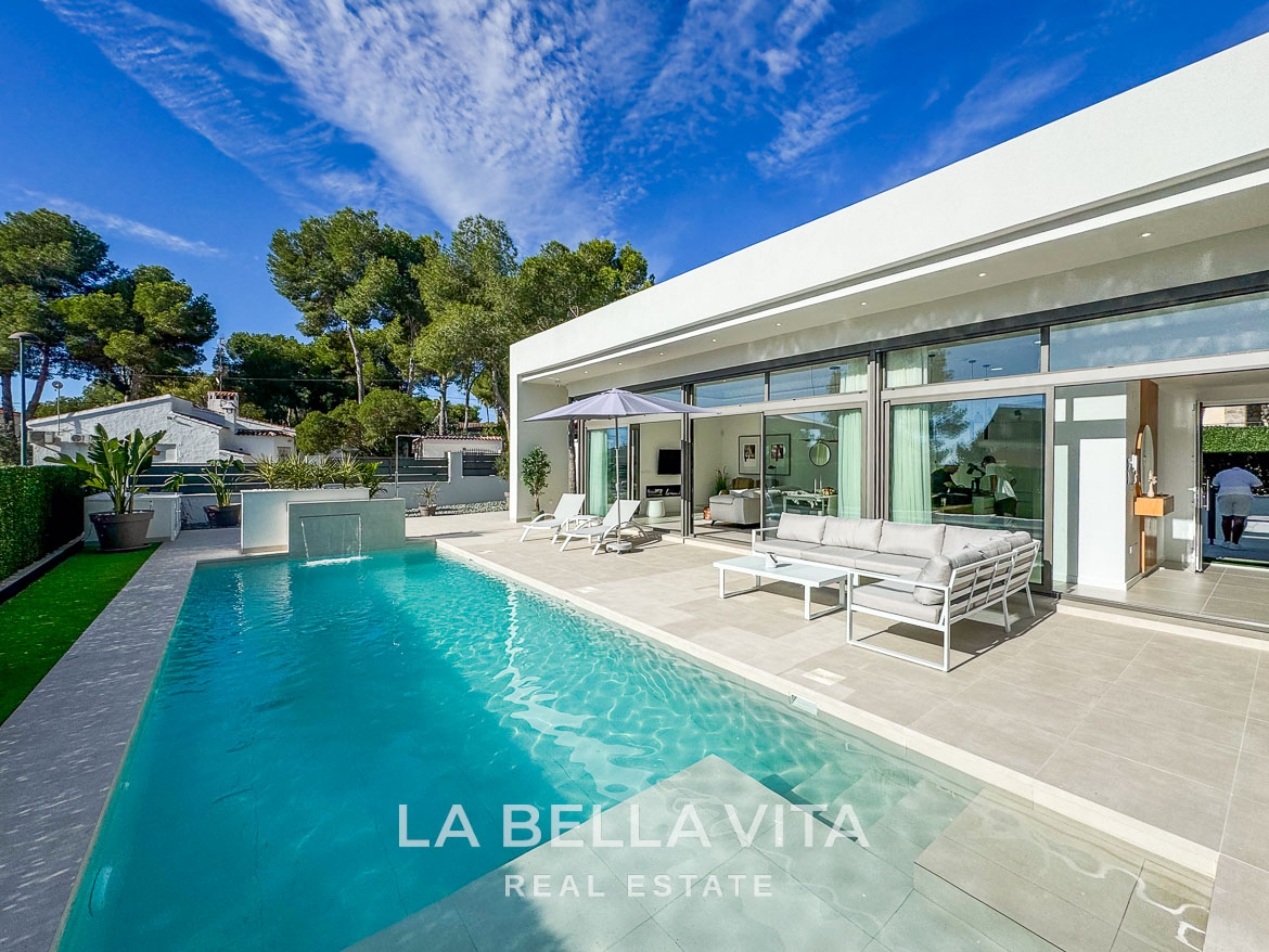 Modern 3-bedroom villa in Pinar de Campoverde with a sleek private pool, spacious terrace, and floor-to-ceiling glass doors.