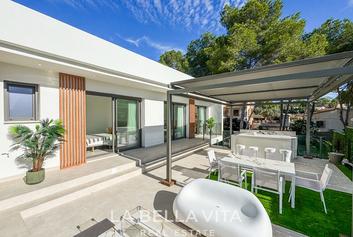 Modern sun-drenched terrace with sleek outdoor dining and lounge area in impressive new build 3-bedroom villa in Pinar de Campoverde