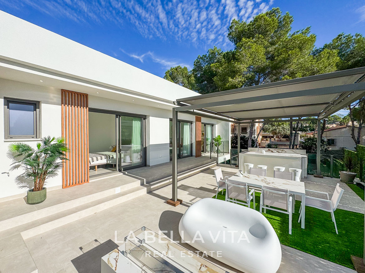 Modern sun-drenched terrace with sleek outdoor dining and lounge area in impressive new build 3-bedroom villa in Pinar de Campoverde