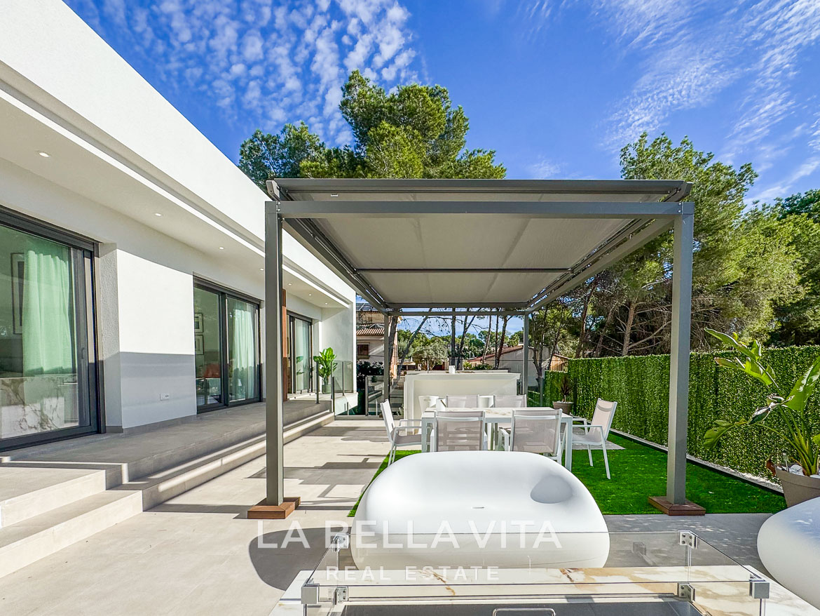 Sunlit modern terrace with sleek outdoor seating and landscaped garden at 3-bedroom villa in Pinar de Campoverde.