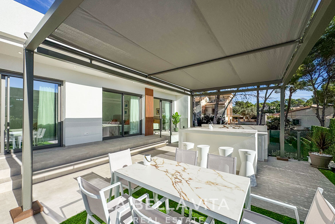 Modern sun-drenched outdoor terrace with stylish dining and bar area in a new 3-bedroom villa in Pinar de Campoverde.