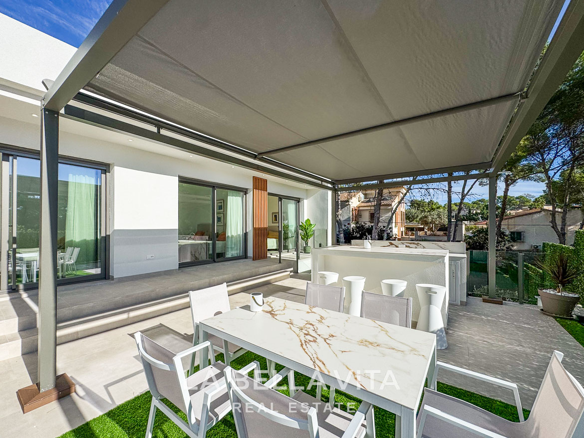 Modern sun-drenched outdoor terrace with stylish dining and bar area in a new 3-bedroom villa in Pinar de Campoverde.