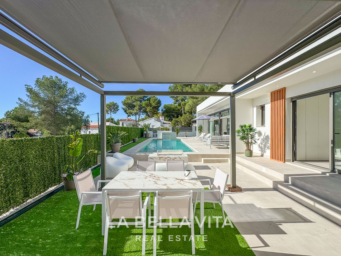 Modern sun-drenched terrace with sleek outdoor dining and private pool at 3-bedroom villa in Pinar de Campoverde