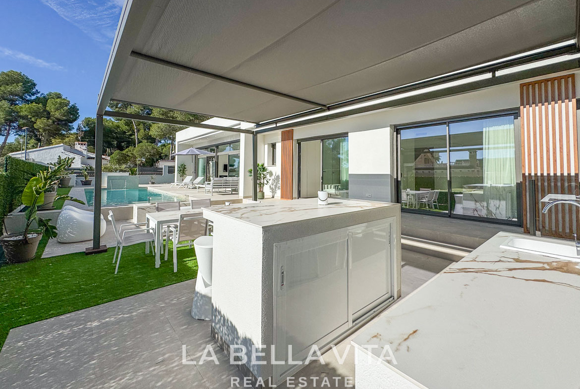 Sun-drenched outdoor terrace with modern kitchenette and dining area in spacious 3-bedroom villa with pool, Pinar de Campoverde